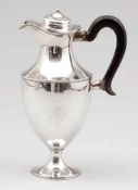 Seltene Empire KanneUm 1780. Silber. Punzen: Herst.-Marken. H. 25,5 cm. Gew.: 558 g. Best. Rest.