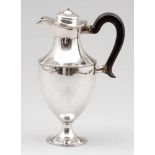 Seltene Empire KanneUm 1780. Silber. Punzen: Herst.-Marken. H. 25,5 cm. Gew.: 558 g. Best. Rest.