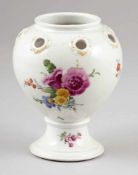 Vase als Brûle parfumMeissen, um 1760. - Blumenbukett - Porzellan, weiß, glasiert. Polychrom bemalt.