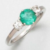 Zierlicher Smaragd-Ring mit Brillanten585/- Weißgold, gestempelt. Gewicht: 3,5g. 1 Smaragd im