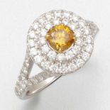 Olivgelber Fancy-Diamantring750/- Weißgold, gestempelt. Gewicht: 4,4g. 1 Brillant (Zentrum) ca. 0,