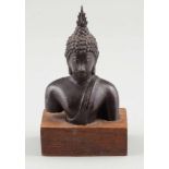BuddhaThailand, 19. Jahrhundert. Bronze. H. 12,5 cm. Torso auf Holzsockel.