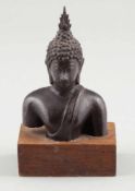 BuddhaThailand, 19. Jahrhundert. Bronze. H. 12,5 cm. Torso auf Holzsockel.