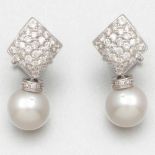 Paar Perlen-Ohrhänger mit Diamanten750/- Weißgold, gestempelt. Gewicht: 8,8g. 2 Perlen (D. 0,