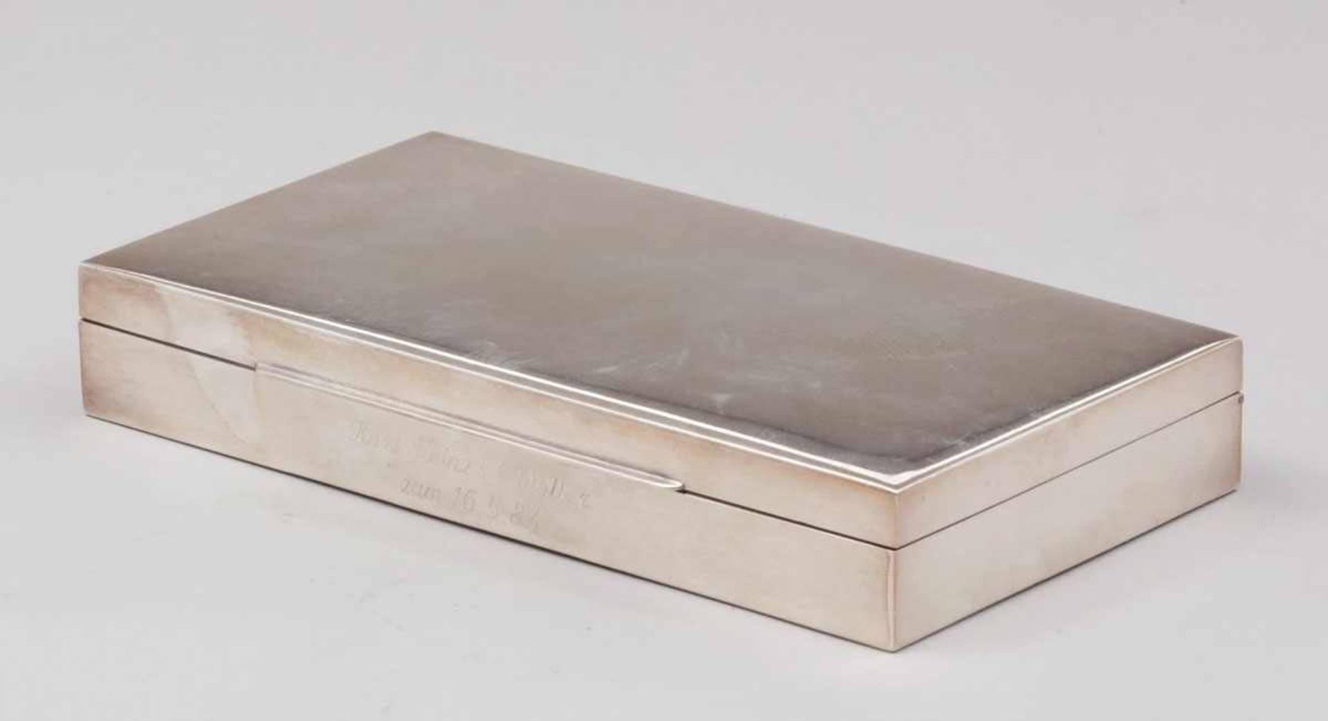 Zigarettenetui925er Silber. Punzen: Herst.-Marke, 925, Halbmond/Krone. 3,3 x 20,5 x 10,5 cm. Gew.: