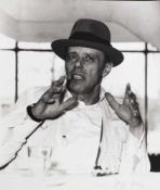 Joseph Beuys1921 Krefeld - 1986 Düsseldorf - Josepf Beuys - SW-Fotografie/Papier. 60,8 x 50,9 cm.