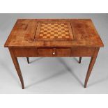 Biedermeier Schach- und SpieltischNorddeutschland, um 1820. Mahagoni. Obstholz. 75 x 87 x 50,5 cm.