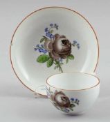 Obertasse und UntertasseMeissen, 1774-1817. - Schwarze Rose - Porzellan, weiß, glasiert. Polychrom