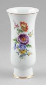 VaseStaatliche Porzellan Manufaktur, Meissen 1980. - Blume 4 - Porzellan, weiß, glasiert.