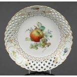 DurchbruchschaleStaatliche Porzellan Manufaktur, Meissen 1996. - Fruchtmalerei: Apfel und