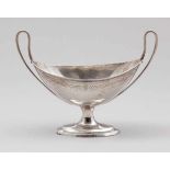 Empire HenkelschaleUm 1780. Silber. Punzen: Herst.-Marke. 16,5 x 22 x 9,5 cm. Gew.: 240 g. Best.