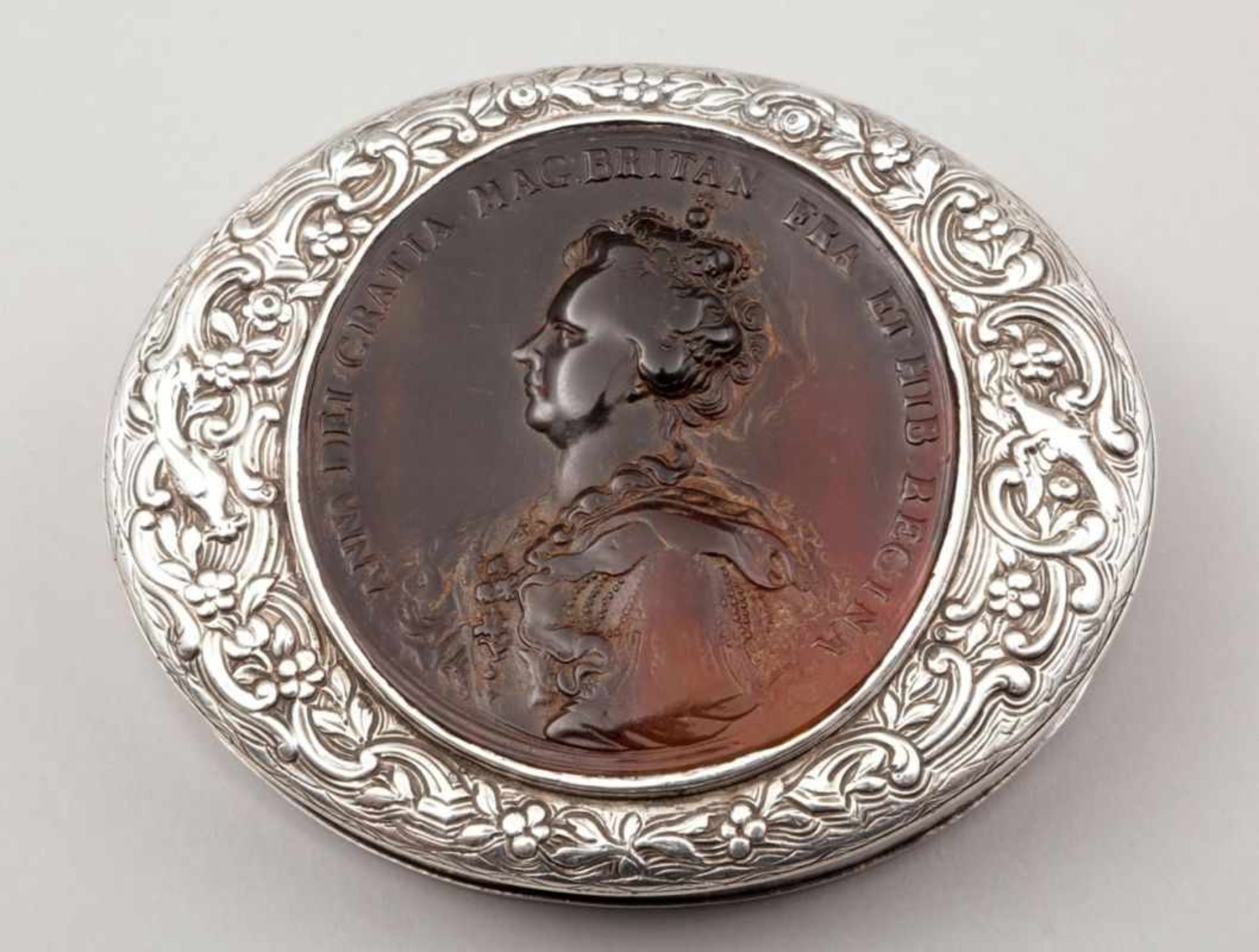 Deckeldose mit Medaille von Queen Anna / BoxWohl England, um 1800. Silber. Schildpatt. 2 x 10 x 8,
