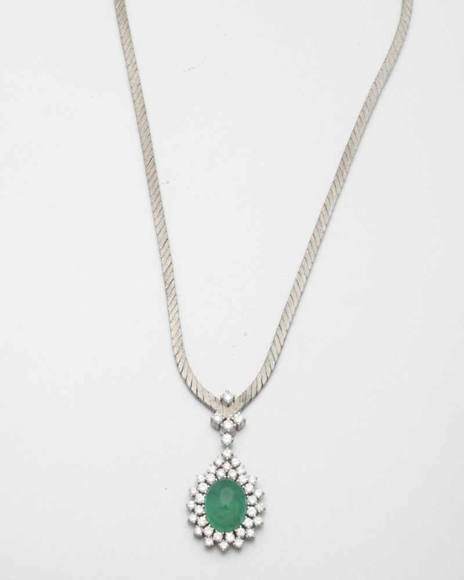 Collier mit Smaragd-Cabochon und Brillanten750er WG, gestemp. 1 Smaragd im Cabochonschliff ca. 10 - Image 2 of 4