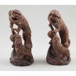 Paar Fo-HundeChina, um 1900. Holz. Reste von Goldbemalung. H. 26 cm. - Zustand: Eine Figur mit