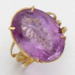 Amethyst-Ring im modernen Design750/- Gelbgold, ungestempelt, geprüft. Gewicht: 5,8g. 1 Amethyst