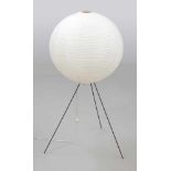 Mid Century StehlampeMetall. Papier, H. 120 cm. D. 60 cm. Stellen. Im Stil von Isamu Noguchi.