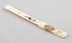 BrieföffnerJapan, 19. Jahrhundert. - Shibayama-Stil - Elfenbein. L. 25,5 cm. Bitte beachten Sie,