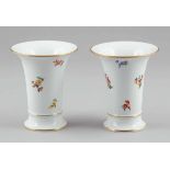 2 BechervasenStaatliche Porzellan Manufaktur, Meissen 1924-1934. - Streublümchen - Porzellan,