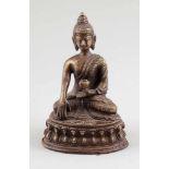 BuddhaTibet, 19. Jahrhundert. Bronze. H. 14 cm. Sitzend auf Lotussockel.