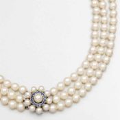 Lange dreireihige Perlenkette mit Saphirschließe585/- Weißgold, gestempelt. Gewicht: 117,9g. Div.