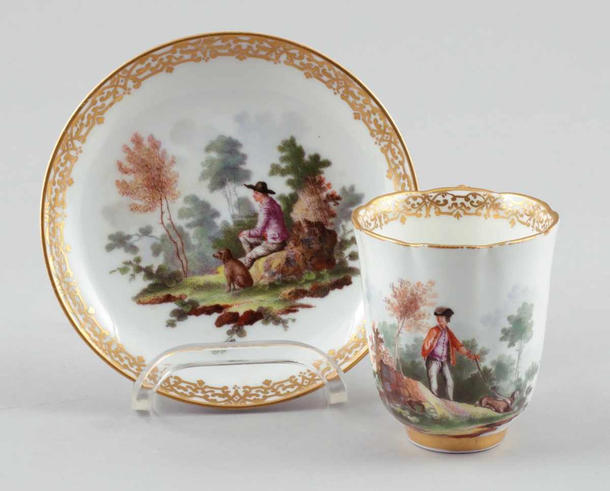 Je 1 Obertasse und UntertasseMeissen, um 1760. - Wanderer mit Hund - Porzellan, weiß, glasiert.