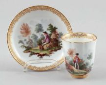 Je 1 Obertasse und UntertasseMeissen, um 1760. - Wanderer mit Hund - Porzellan, weiß, glasiert.