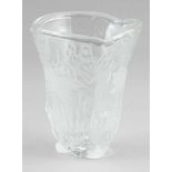 Vase- Fee - Pressglas: Farbloses Glas, z. T. mattiert. H. 14,5 cm.