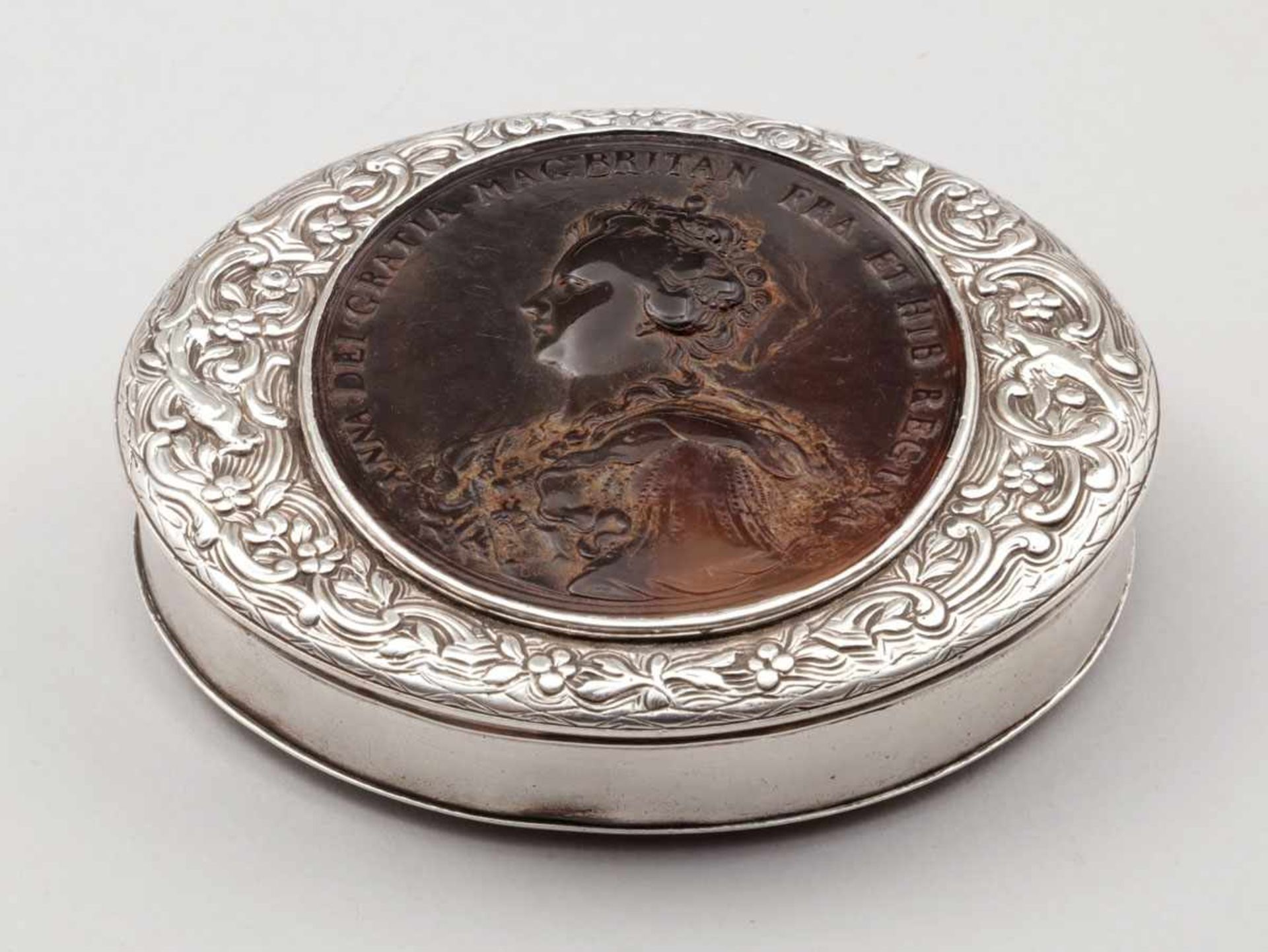 Deckeldose mit Medaille von Queen Anna / BoxWohl England, um 1800. Silber. Schildpatt. 2 x 10 x 8, - Image 2 of 3