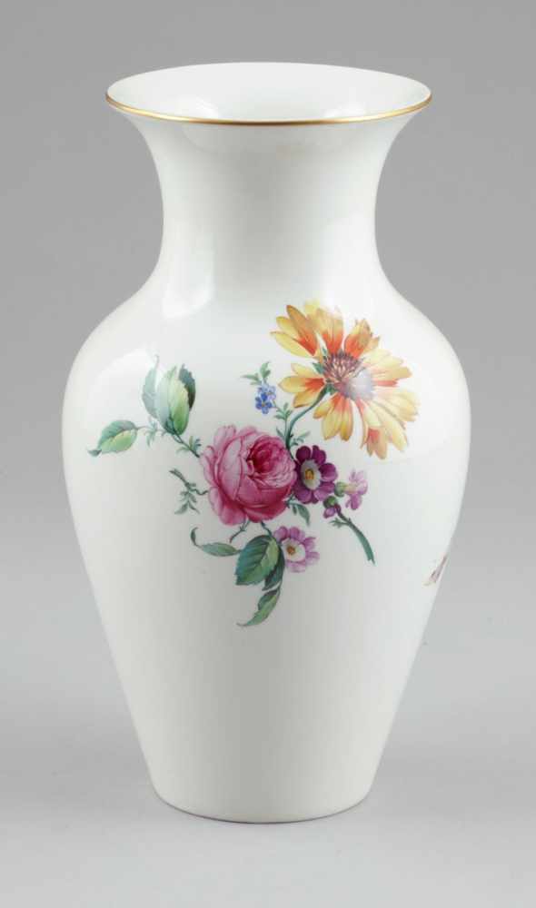 Chinesische VaseStaatliche Porzellan Manufaktur (KPM), Berlin 1954. - Blumen mit Schmetterling -