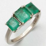 Ring mit drei Smaragden585/- Weißgold, gestempelt. Gewicht: 4,2g. 3 Smaragde im Smaragdschliff