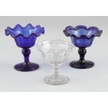 3 Biedermeier FußschalenNorddeutsch, Anfang 19. Jh. Blaues Glas, mit nach innen umgelegtem