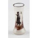 Kleine VaseUm 1870. - Bäuerin mit Harke - Farbloses Glas, mattiert. Schwarzlotmalerei. Opakweiß