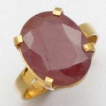 Rubin-Ring im schlichten Design750/- Gelbgold, gestempelt. Gewicht: 4,7g. 1 Rubin im Ovalschliff ca.