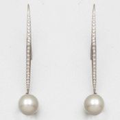 Paar lange Perlen-Diamant-Ohrstecker750/- Weißgold, gestempelt. Gewicht: 5g. 2 Perlen (D. 1cm). Div.