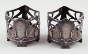 Paar FlaschenuntersetzerWMF, um 1900. - Jugendstil - Zinn. H. 8,5 cm. D. 10 cm. Punzen: B,