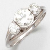 Brillantring - Trilogie-Ring750/- Weißgold, gestempelt. Gewicht: 5,1g. 1 Brillant ca. 1,18ct (H-I/