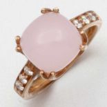 Moderner Rosenquarz-Ring750/- Roségold, gestempelt. Gewicht: 5,1g. 1 Rosenquarz im Cabochon-