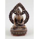 Buddha mit StrahlenkranzTibet, 19. Jahrhundert. Bronze. H. 14,5 cm. Auf Lotussockel thronend.