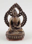 Buddha mit StrahlenkranzTibet, 19. Jahrhundert. Bronze. H. 14,5 cm. Auf Lotussockel thronend.