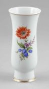 VaseStaatliche Porzellan Manufaktur, Meissen 1957-1972. - Blume 3 - Porzellan, weiß, glasiert.