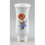 VaseStaatliche Porzellan Manufaktur, Meissen 1957-1972. - Blume 3 - Porzellan, weiß, glasiert.