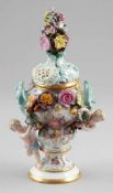 Potpourri mit 2 Putten und plastischen Blüten und FrüchtenKönigliche Porzellan Manufaktur, Meissen