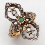 Smaragd-Ring mit DiamantrosenUm 1880. 750/- Roségold und Silber, gestempelt. Gewicht: 6,9g.