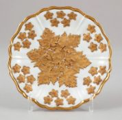 PrunktellerKönigliche Porzellan Manufaktur, Meissen 1824-1850. - Relief: Ahornblätter und Blüten -