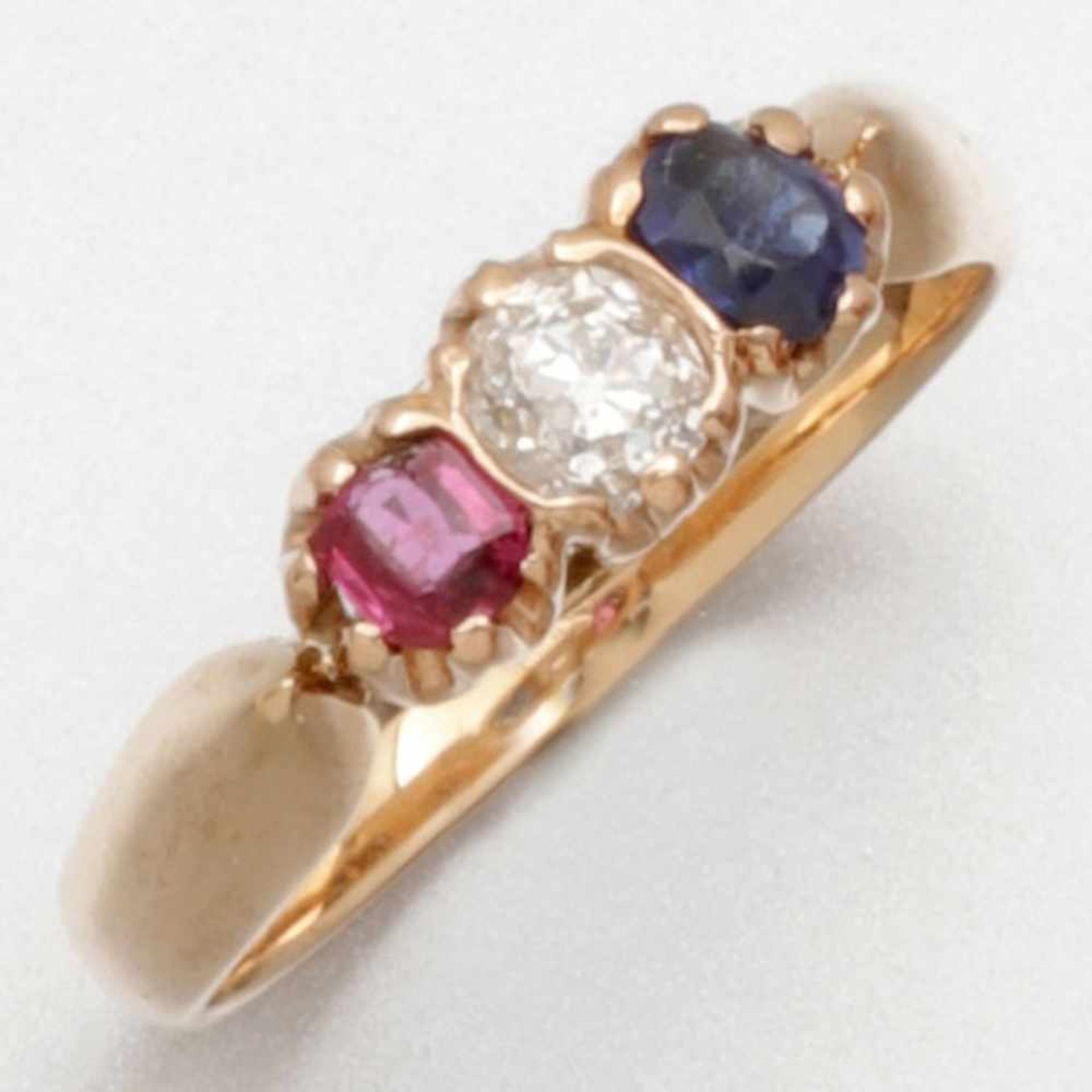 Ring in den "Trikolore"-FarbenUm 1900. 585/- Roségold, ungestempelt, geprüft. Gewicht: 3,7g. 1