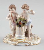 Figurengruppe: Zwei Kinder mit Säule und VogelKönigliche Porzellan Manufaktur, Meissen um 1850.