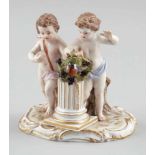 Figurengruppe: Zwei Kinder mit Säule und VogelKönigliche Porzellan Manufaktur, Meissen um 1850.