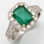Edler Smaragd-Diamantring750/- Weißgold und Roségold, gestempelt. Gewicht: 6,0g. 1 Smaragd im