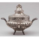 DeckelterrineHanau, um 1880. Silber. Punzen: Herst.-Marke, Tremolierstrich. 25,5 x 30 x 19 cm. Gew.: