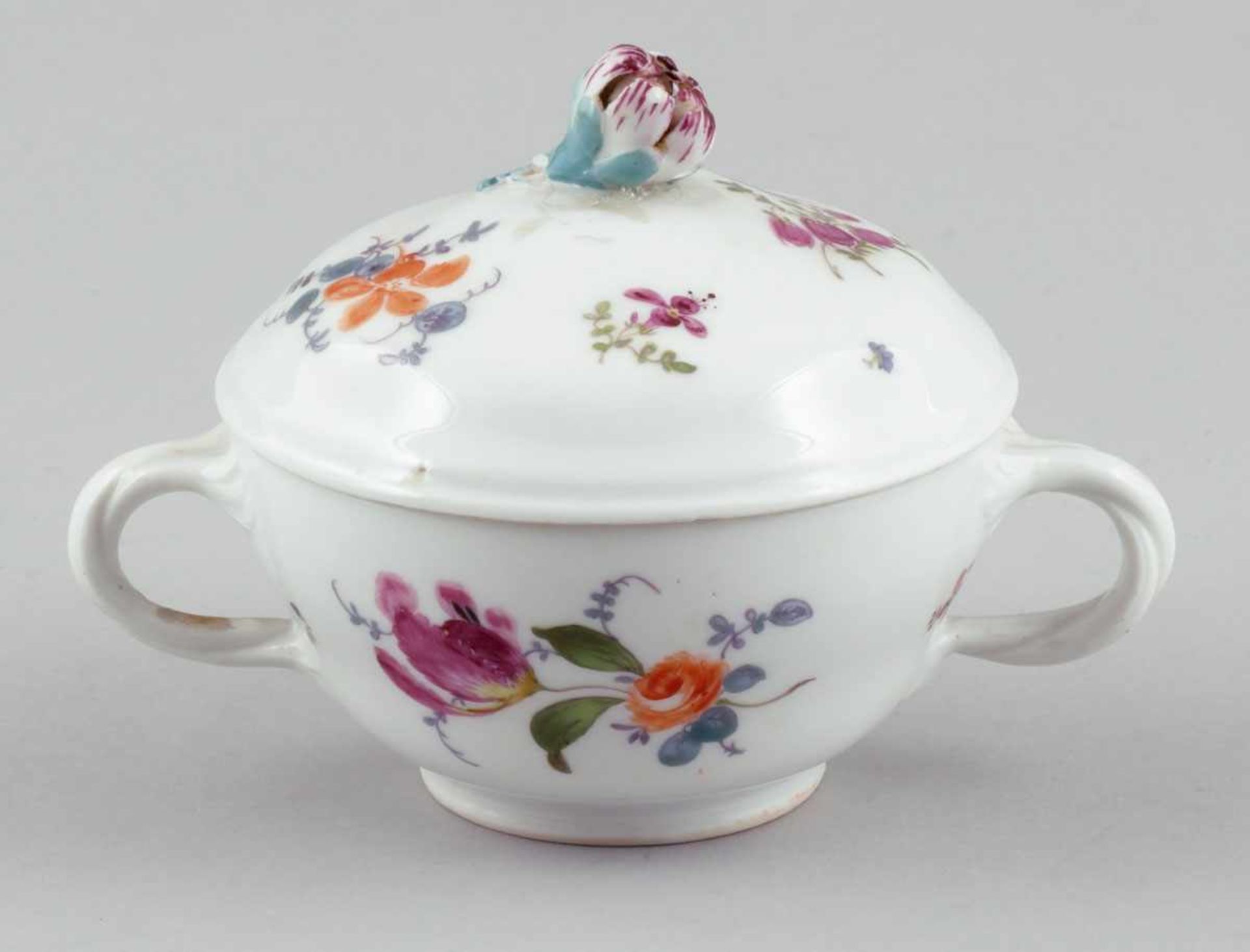 Suppentasse mit DeckelMeissen, um 1760. - Gegenüberliegende Blumen - Porzellan, weiß, glasiert.